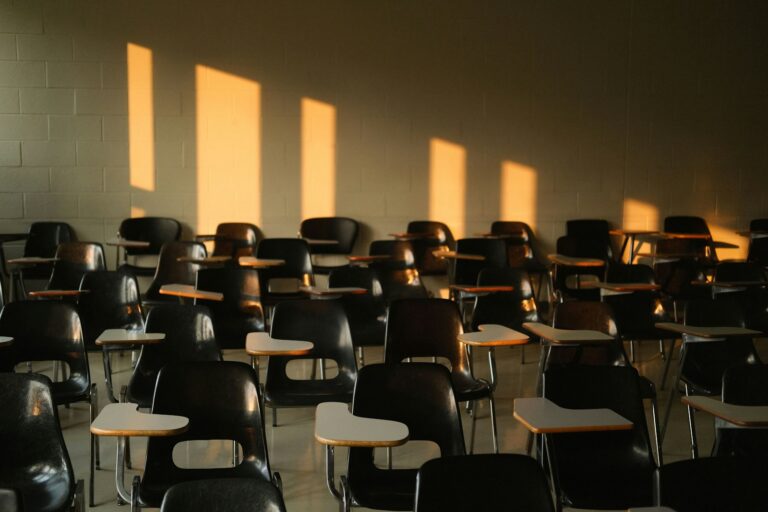 Salle de cours vide traversée par la lumière du soleil